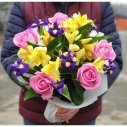 БУКЕТ ИЗ РОЗ И ИРИСОВ СОЛНЕЧНЫЙ