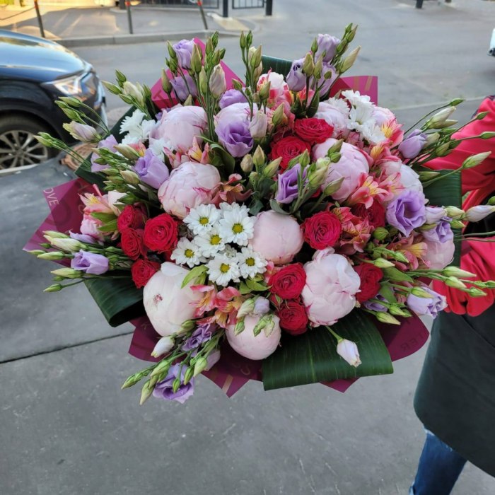 Букет с пионами и эустомой «Великолепие» — доставка цветов Ивантеевке