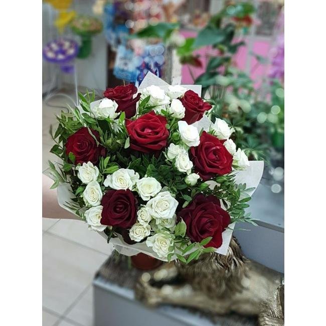 БУКЕТ ИЗ РОЗ СНЕЖНАЯ КОРОЛЕВА
