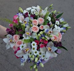 Букет с орхидеей и кустовой розой &laquo;Цветочное настроение&raquo;