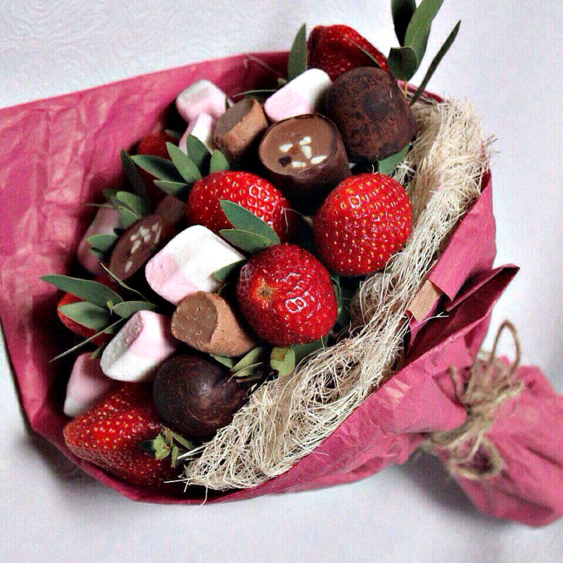 Съедобный сладкий букет &laquo;Клубничка&raquo;
