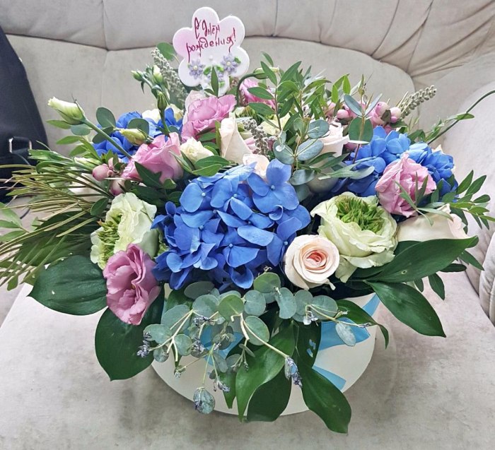 Цветы в шляпной коробке «Синий акцент» — доставка цветов Ивантеевке